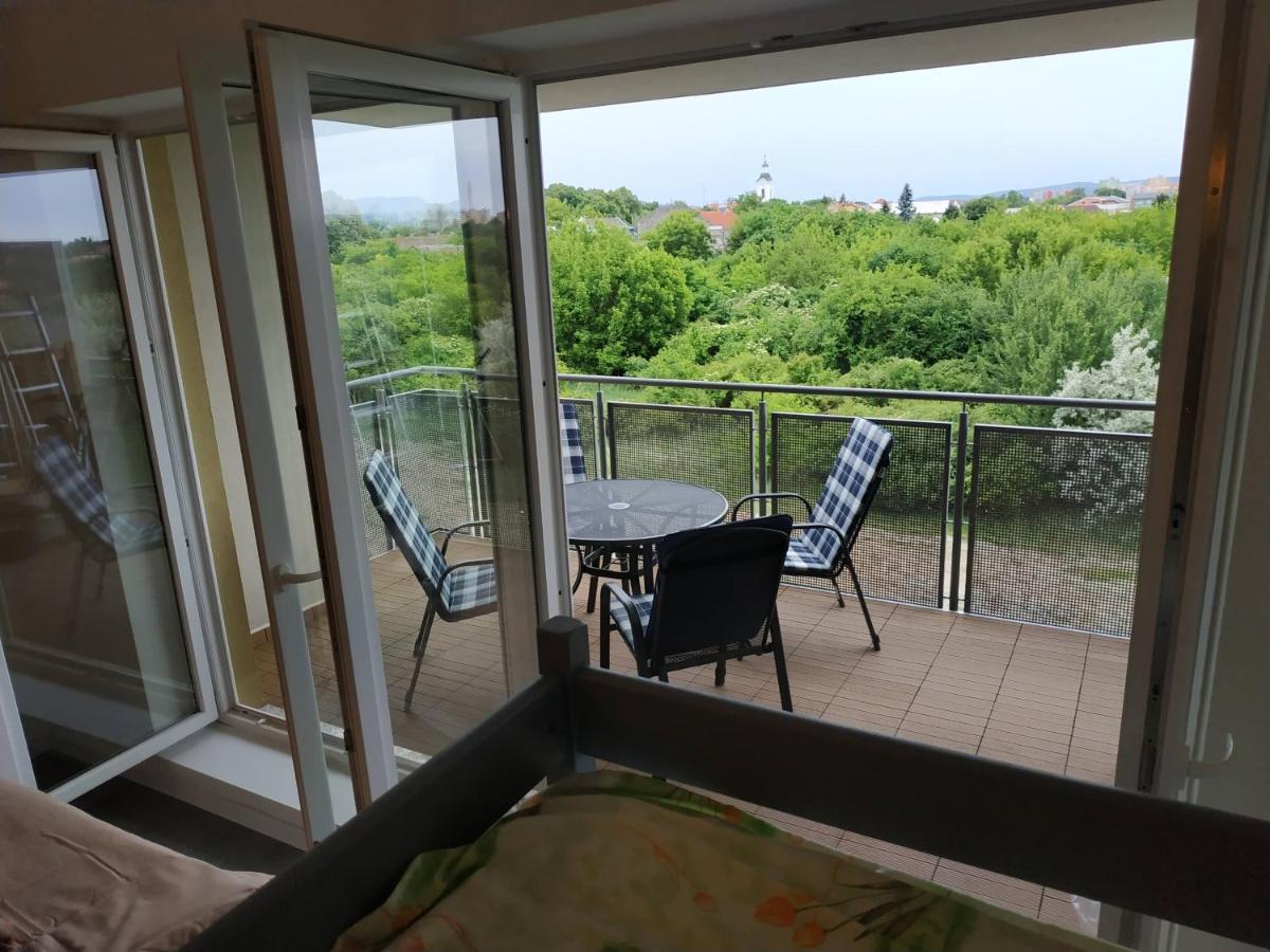 Apartman One To One Sturovo Exterior photo